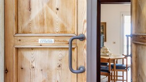 Una puerta de madera con manija metálica y una etiqueta que indica un lugar.