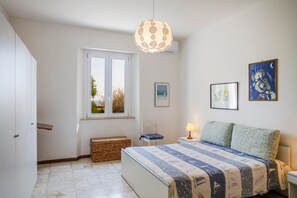 2 bedrooms, iron/ironing board, bed sheets