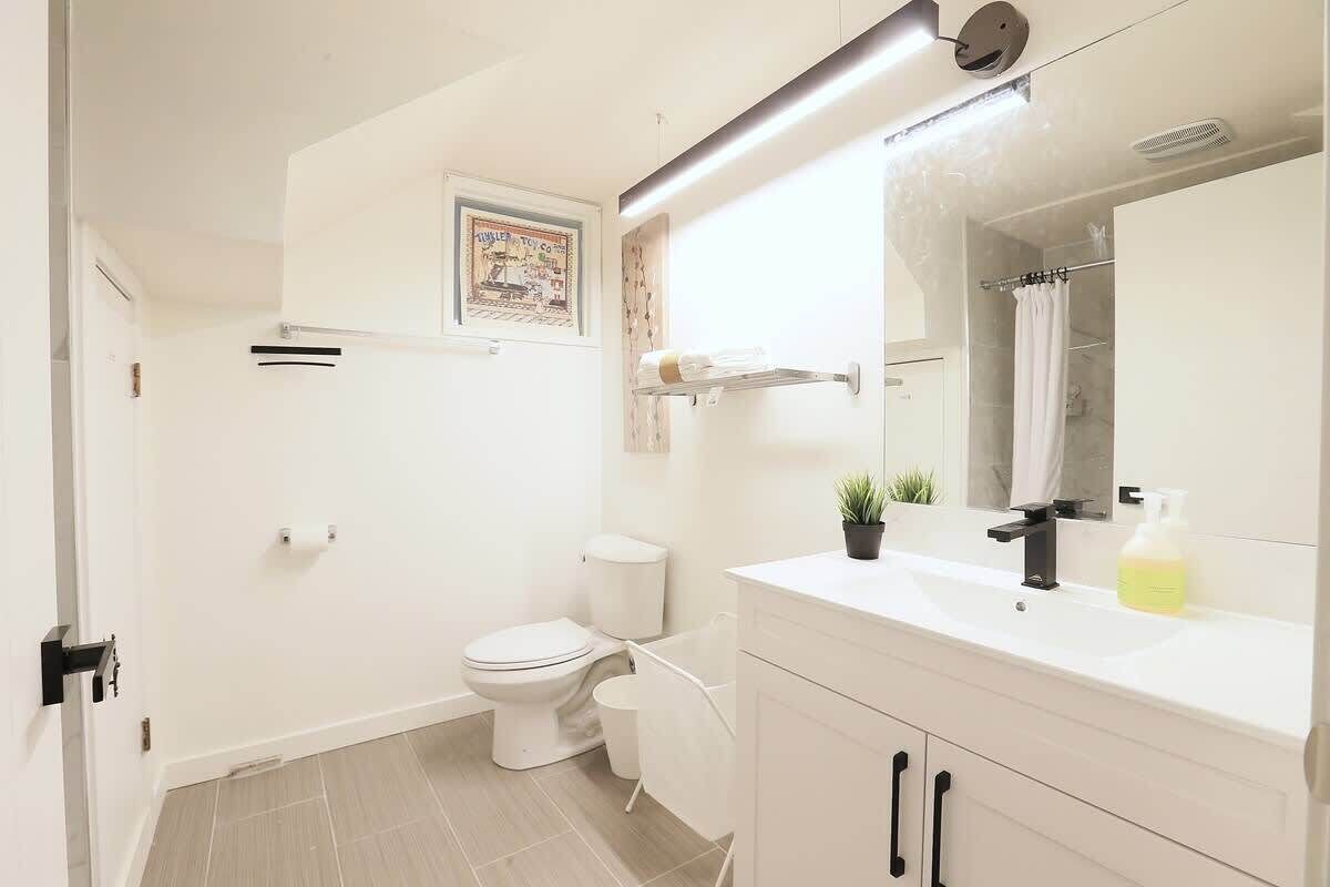 Ein modernes Badezimmer mit Toilette, Waschbecken und Dusche.