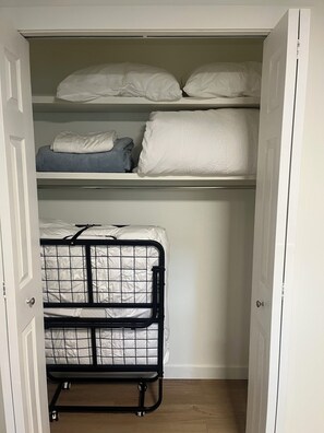 Ferros/tábuas de passar roupa, berço de viagem, Wi-Fi, roupa de cama