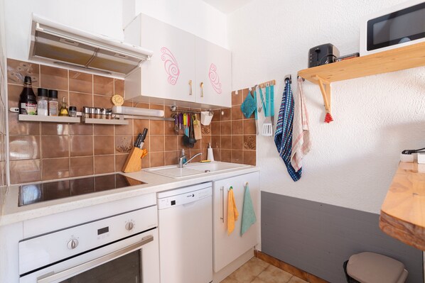 Réfrigérateur, micro-ondes, four, plaque de cuisson