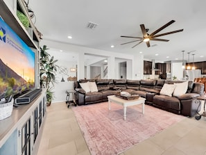 Smart-TV, Tischfußball, Tischtennisplatte, Arbeitsbereiche