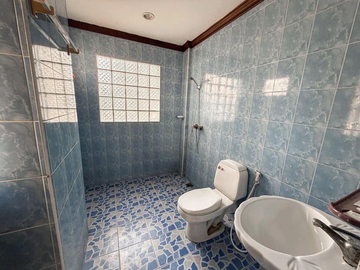 Un baño con inodoro, bañera y ducha.