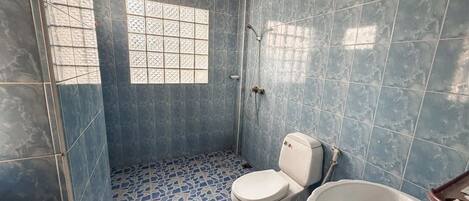 Un baño con inodoro, bañera y ducha.