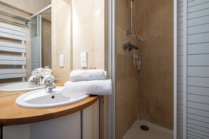 Dusche, kostenlose Toilettenartikel, Haartrockner, Handtücher