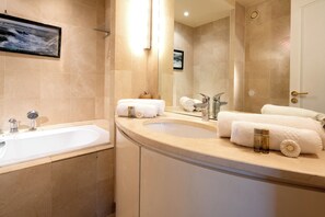 Shower, free toiletries, hair dryer, towels - Appartement de la Tour - Welkeys (Paris)