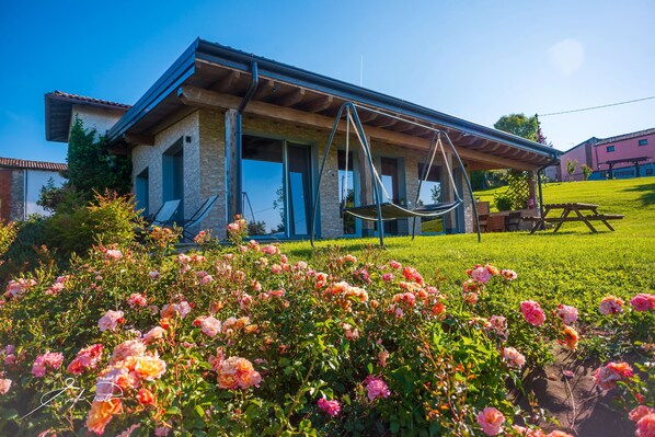 Property grounds - Villa 'Elios' with Mountain View, Wi-Fi and Air Conditioning (Unknown)