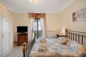 3 bedrooms, iron/ironing board, free WiFi, bed sheets