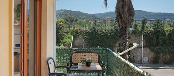 Apartment 'Sorrento Beach and Center' with Sea View, Private Terrace and Shared Garden