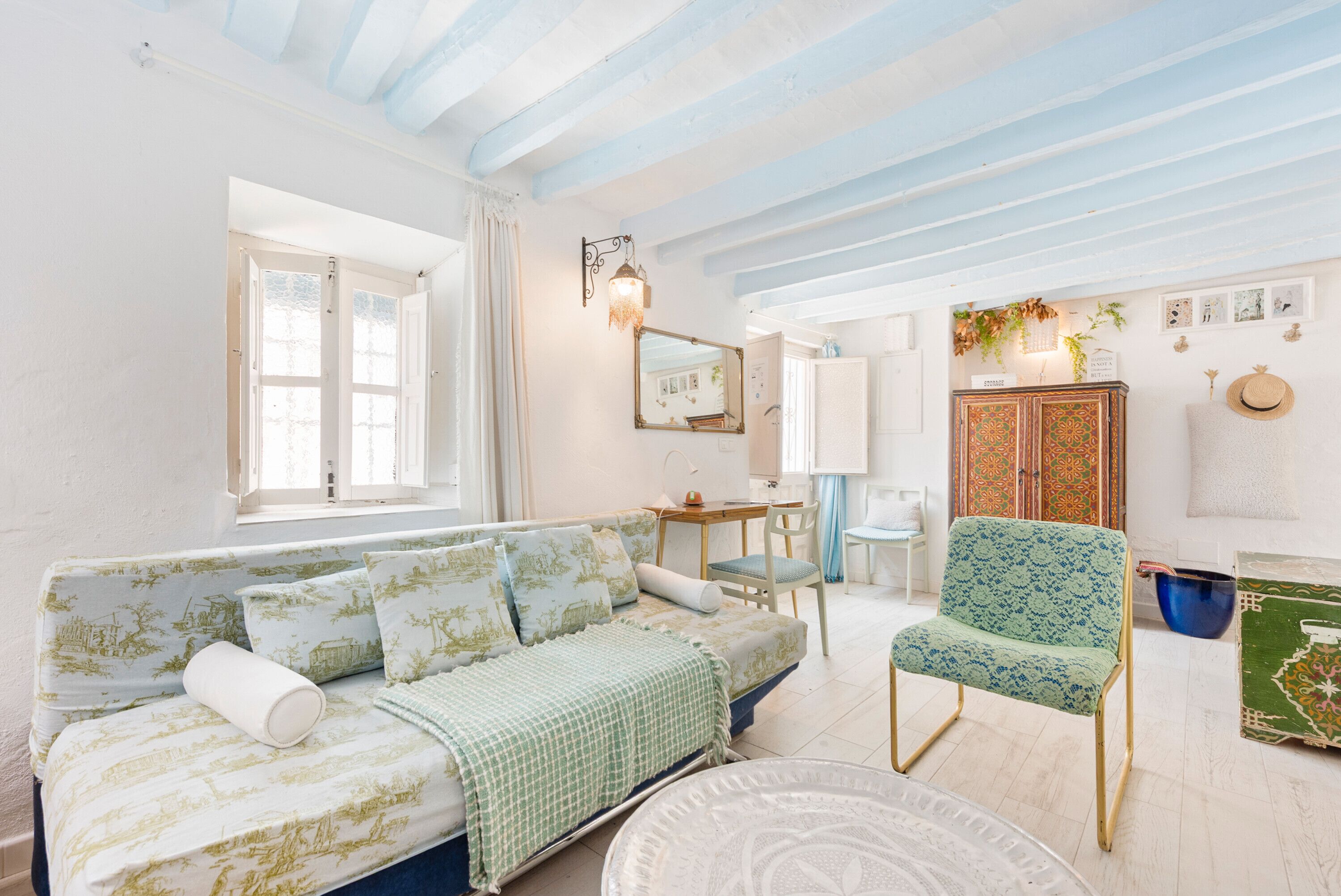 Una televisión, una chimenea