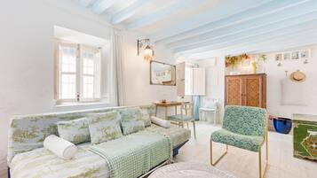 Una televisión, una chimenea