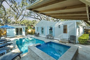 A heated pool - Porch Light Cottage - Historic District Walk to the Beach, Private Pool, Spa, Fire Pit & Guest House (Saint Simons Island)
