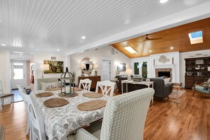 Dining - Porch Light Cottage - Historic District Walk to the Beach, Private Pool, Spa, Fire Pit & Guest House (Saint Simons Island)