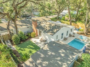 Exterior - Porch Light Cottage - Historic District Walk to the Beach, Private Pool, Spa, Fire Pit & Guest House (Saint Simons Island)