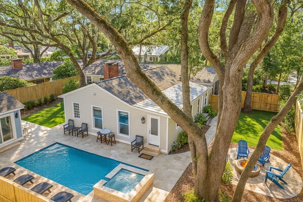 A heated pool - Porch Light Cottage - Historic District Walk to the Beach, Private Pool, Spa, Fire Pit & Guest House (Saint Simons Island)