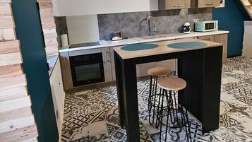 Een koelkast, een magnetron, een oven, een kookplaat