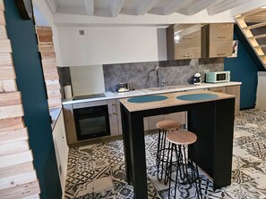 Réfrigérateur, micro-ondes, four, plaque de cuisson