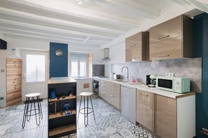 Réfrigérateur, four à micro-ondes, un four, surface de cuisson