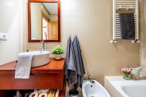 Douche, sèche-cheveux, serviettes fournies