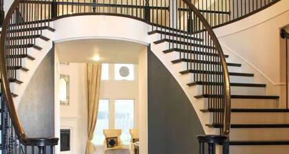 Spacious 5-bedroom house with 2 king beds in charming Grand Prairie
