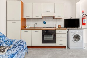 Réfrigérateur, four, plaque de cuisson, cafetiÚre/bouilloire