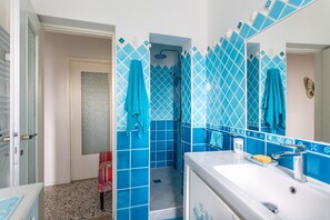 Chuveiro, secador de cabelo, toalhas de banho 