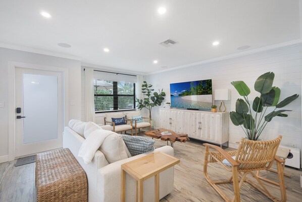 Smart TV, computer monitors