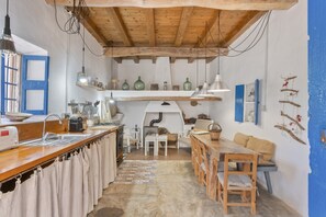 Fridge, microwave, oven, stovetop - Country Cottage 'Xicu' with Private Terrace and Garden (Illes Balears)