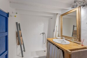 Shower, hair dryer, towels