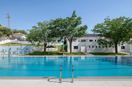 Pool. Apartment 'Los Olivos' with Air Conditioning