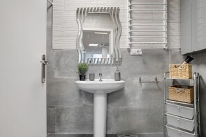 Suihku, hiustenkuivaaja, pyyhkeet