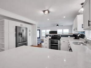 Microwave, stovetop, dishwasher - Lakefront Family friendly 3-bedroom house with 2 boat slips (Ridgeway)