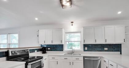 Lakefront Family friendly 3-bedroom house with 2 boat slips