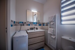 Dusch, hårtork och handdukar