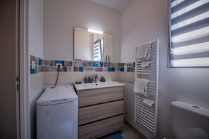 Shower, hair dryer, towels