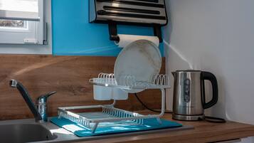 Een koelkast, een microgolfoven, een oven, een kookplaat