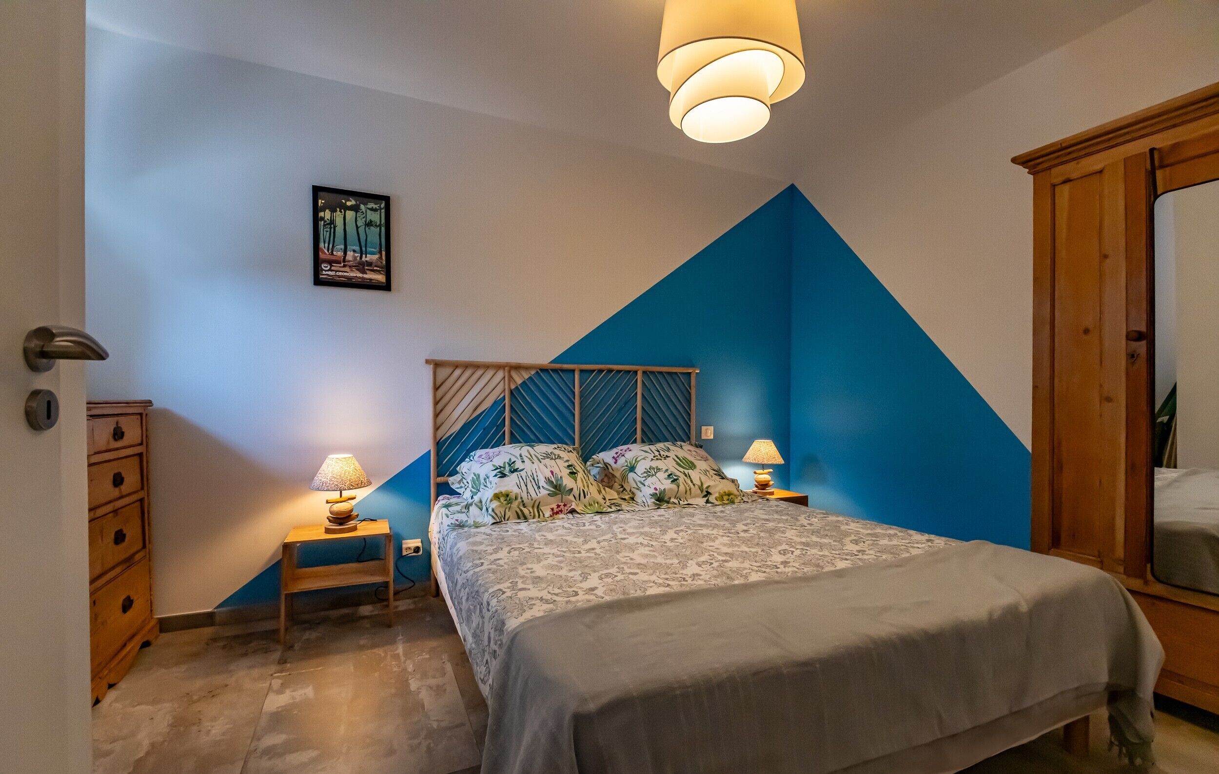 1 habitación, tabla de planchar con plancha, wifi gratis y ropa de cama 