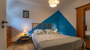 1 habitación, tabla de planchar con plancha, wifi gratis y ropa de cama