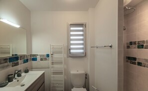 Douche, sĂšche-cheveux, serviettes fournies