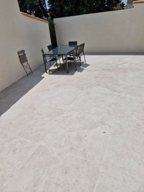 Outdoor dining - Two bedrooms and private bathroom with independent access. (Sorgues)