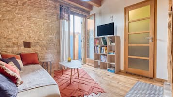 TV, fireplace