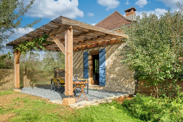 Outdoor dining - Farm Cottage in the Heart of Haut Périgord Noir – Authenticity, Comfort, and Nature (Sainte-Orse)