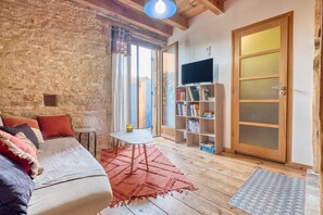 Televisión y chimenea 