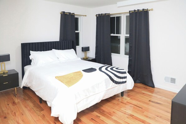 3 bedrooms, iron/ironing board, WiFi, bed sheets - Upscale 3-bedroom/2.5-bath unit near EWR, NYC, MetLife, Prudential, and more. (Newark)