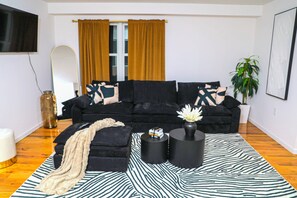 Smart TV - Upscale 3-bedroom/2.5-bath unit near EWR, NYC, MetLife, Prudential, and more. (Newark)