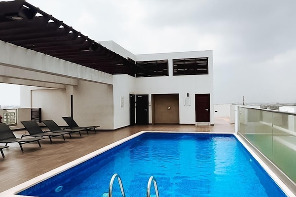 Una piscina al aire libre