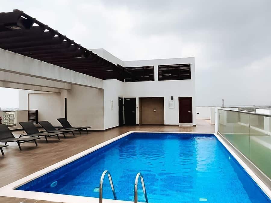 Una piscina al aire libre