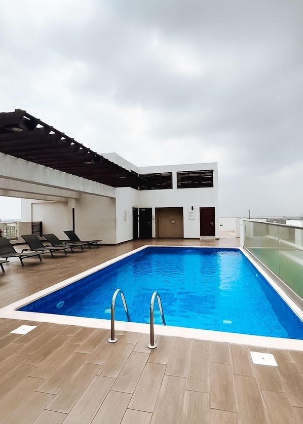 Outdoor pool - Meraki Homes at The Gallery (Accra)
