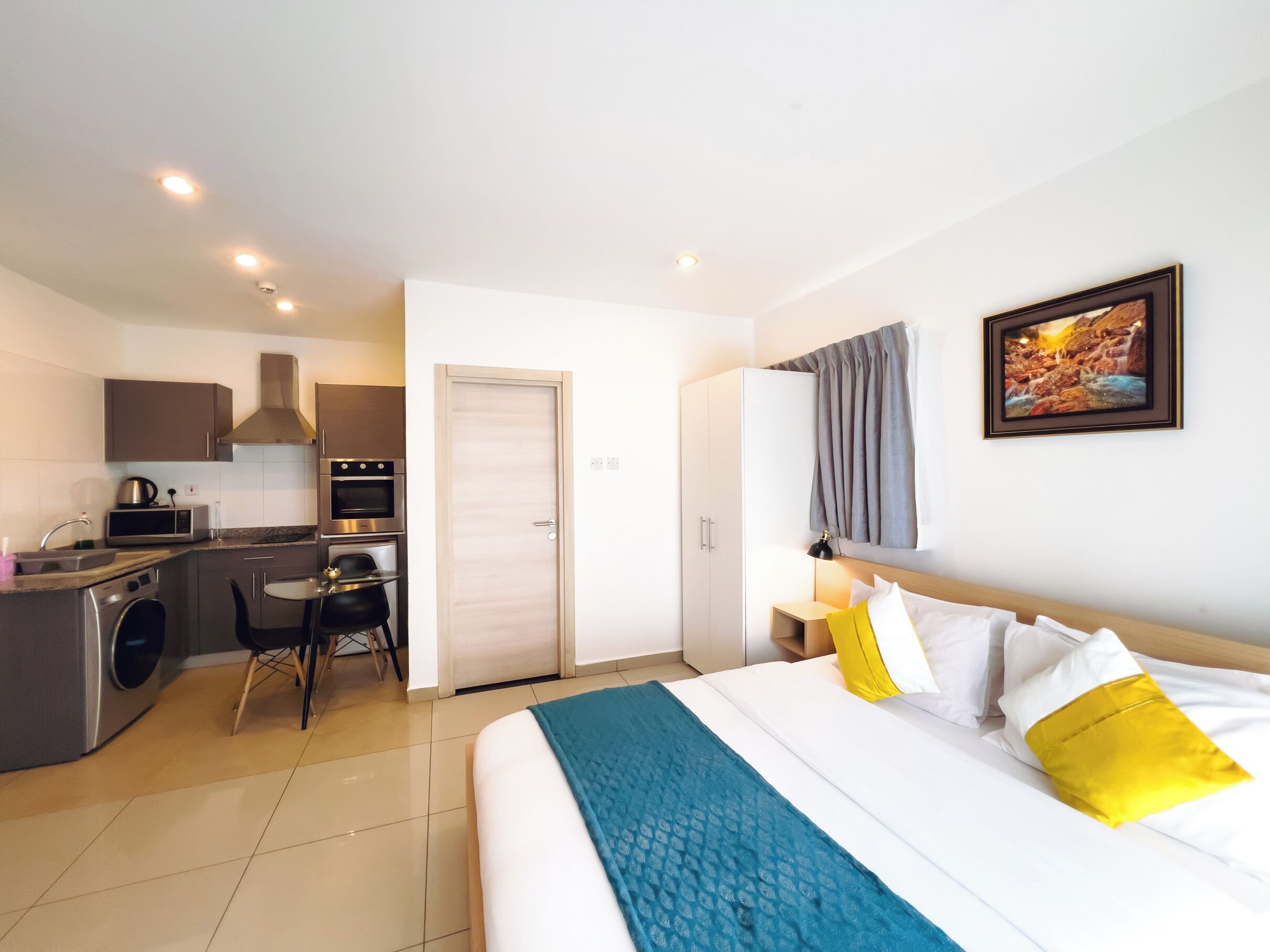 Luxury-Apartment, Balkon, Stadtblick | Schreibtisch, laptopgeeigneter Arbeitsplatz, Verdunkelungsvorhänge