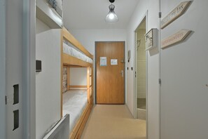 1 habitación y tabla de planchar con plancha 
